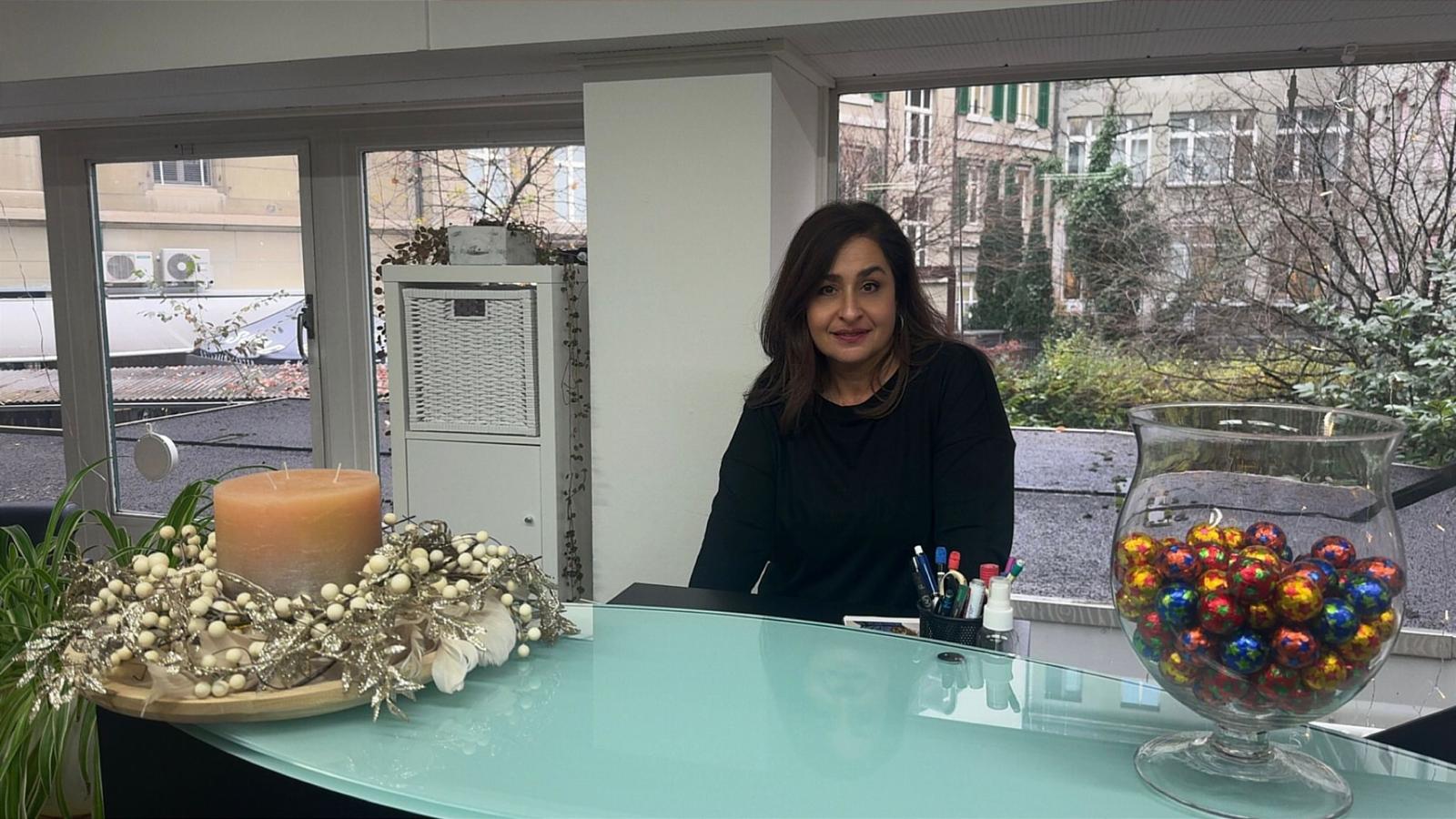 Pina Tiryaki-Abbate am Empfangstisch im Art Coiffeur Studio in Bern